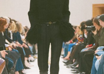 Instead of Ballet Flats, This Is the Flat Shoe Trend Everyone Will Style With Jeans This Fall