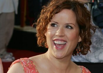 30 Years Ago, Molly Ringwald Starred In A Sitcom Bomb With An Amazing Cast – TVLine